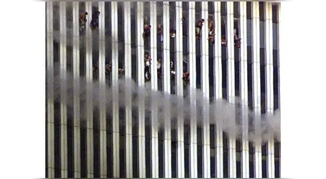 Personas viendo por la ventana tras el atentado terrorista a las Torres Gemelas el 11 de septiembre del 2001. Personas viendo por la ventana tras el atentado terrorista a las Torres Gemelas el 11 de septiembre del 2001.