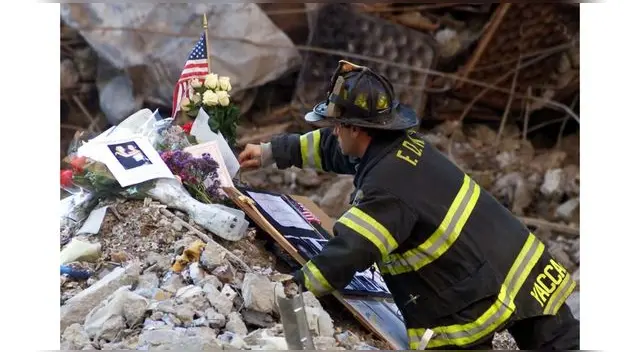 Día después del atentado comenzaron a dejar flores y recuerdos sobre los escombros del atentado terrorista del 11 de septiembre. Día después del atentado comenzaron a dejar flores y recuerdos sobre los escombros del atentado terrorista del 11 de septiembre.