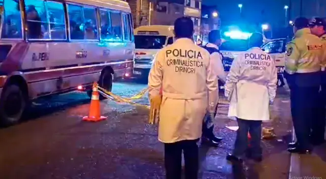 Peritos de criminalística llegaron junto al fiscal de turno para proceder con el levantamiento del cadáver. Peritos de criminalística llegaron junto al fiscal de turno para proceder con el levantamiento del cadáver.