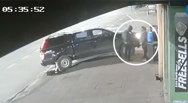 Comerciante se entera que sus tres hijos, de entre 18 y 25 años, contrataron a sicario para matarlo. Comerciante se entera que sus tres hijos, de entre 18 y 25 años, contrataron a sicario para matarlo.