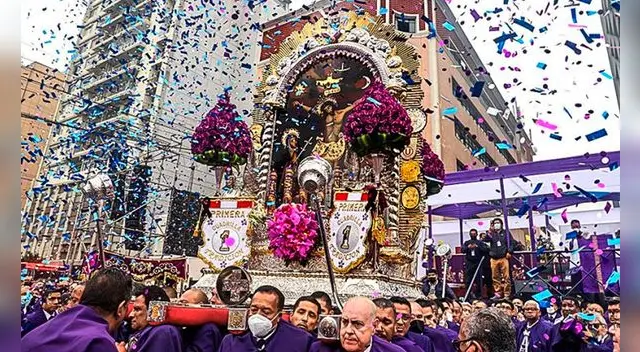 La procesión del Señor de los Milagros es una manifestación de fe y tradición cultural que atrae a miles de personas cada año, tanto locales como turistas.