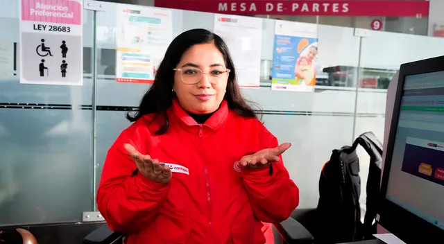 Scarlett trabaja en atención al público de personas sordomudas. Scarlett trabaja en atención al público de personas sordomudas.