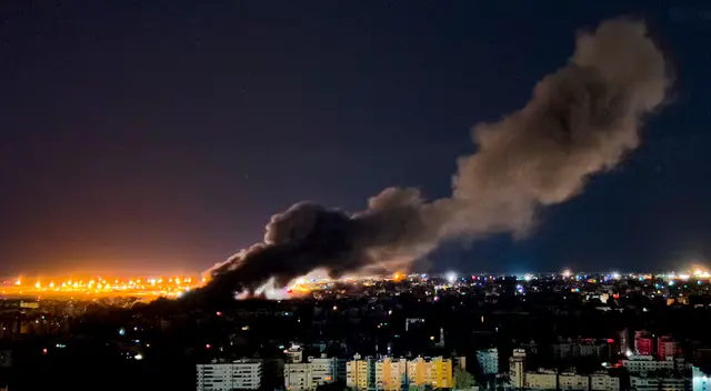 El humo se elevaba este lunes en los suburbios de Beirut tras un bombardeo israelí.