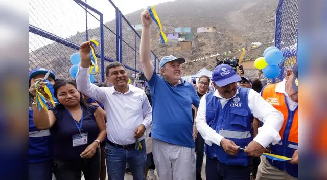 Rafael López Aliaga, alcalde de Lima, inaugura loza deportiva.