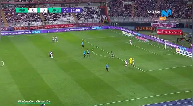 Sergio Peña casi anota el primero para Perú, pero Rochet tapó el remate Sergio Peña casi anota el primero para Perú, pero Rochet tapó el remate