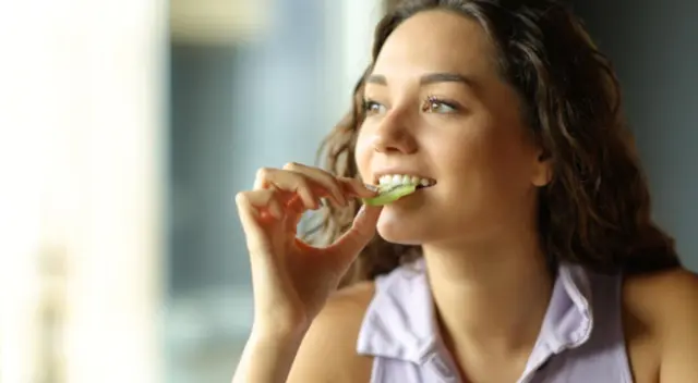 La fruta que produce colágeno y vitamina C que refuerza las articulaciones y los huesos. La fruta que produce colágeno y vitamina C que refuerza las articulaciones y los huesos.