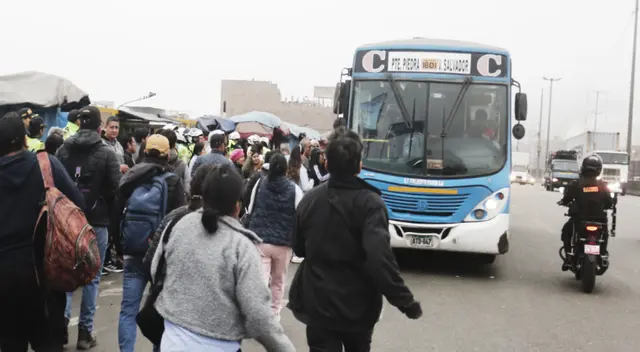 Aumentan pasajes por paro de transportistas.