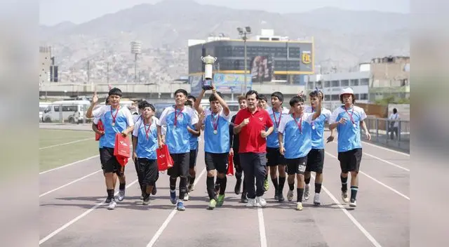 Presidente del IPD con los ganadores. Presidente del IPD con los ganadores.