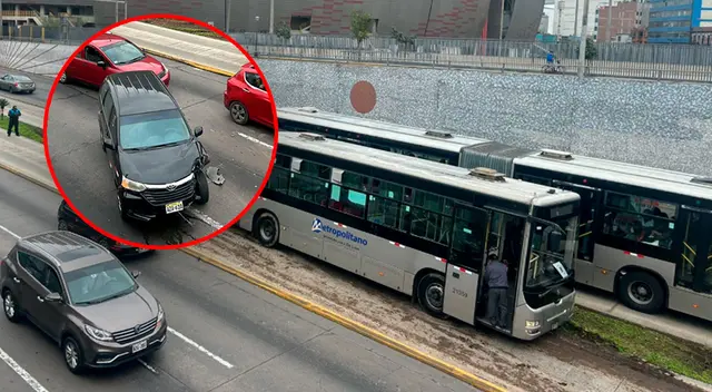 Bus del Metropolitano quedó atrapado en el área verde del carril metropolitano. Bus del Metropolitano quedó atrapado en el área verde del carril metropolitano.