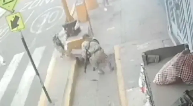 Tapa del buzón cayó encima de la mujer quien quedó herida.