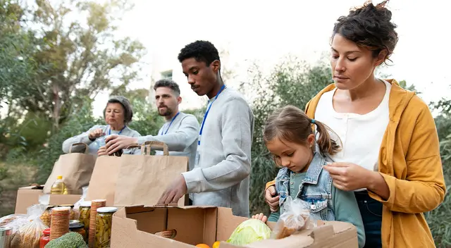 Colaborar como voluntario en la cocina, organización o distribución puede ser una forma directa de llevar ayuda a quienes más lo necesitan.