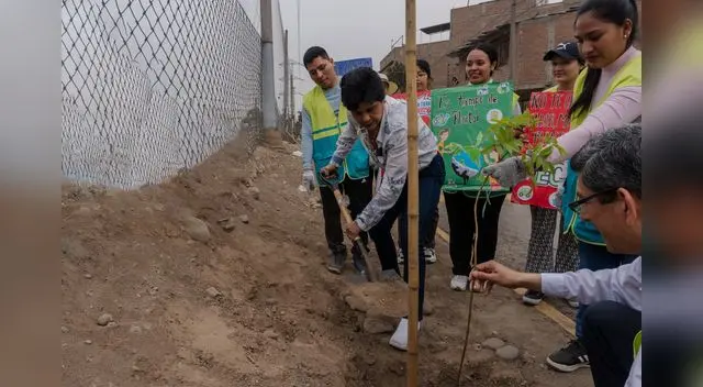 Congresista Yarrow apoyando a pobladores.