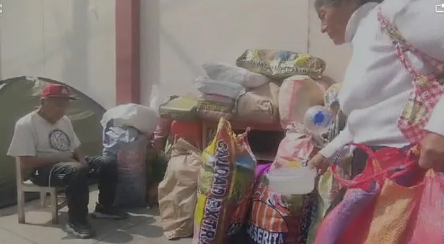 Pareja de ancianos y su hija con discapacidad viven en la calle desde hace tres semanas.