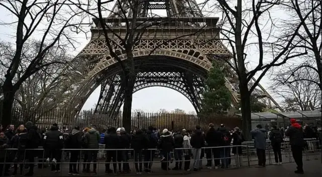 Visitantes de la Torre Eiffel fueron evacuados temporalmente debido a un cortocircuito en el sistema de ascensores. Visitantes de la Torre Eiffel fueron evacuados temporalmente debido a un cortocircuito en el sistema de ascensores.