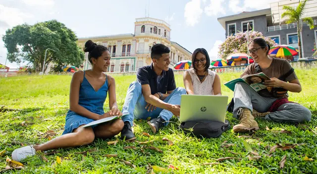 Invitan a más peruanos a aprovechar las becas que ofrece el Ministerio de Educación (Minedu) para realizar estudios en el país y el extranjero.