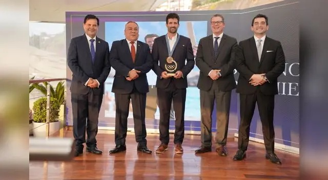 Peschiera junto a autoridades.