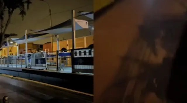 Un joven registró el momento exacto en que una puerta de la estación de Barranco del Metropolitano en Lima se activó sola, sin intervención humana.