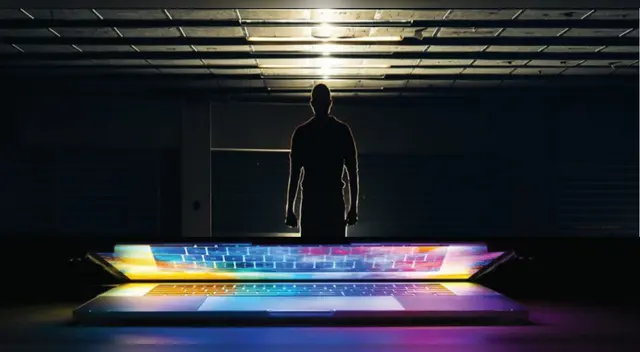 Las redes sociales son su hábitat perfecto para atacar.