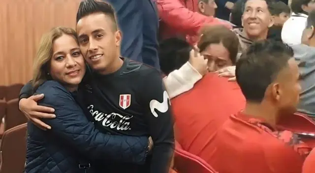 Christian Cueva se reencontró con su mamá en evento de Cienciano.
