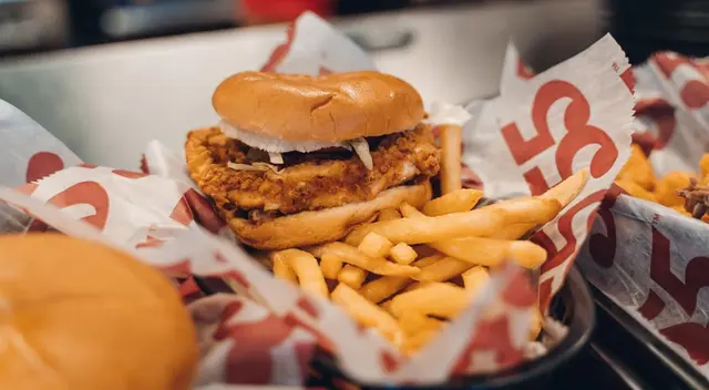 La cadena de hamburguesas más importantes de Estados Unidos enfrenta una deuda de entre 10 y 50 millones de dólares.