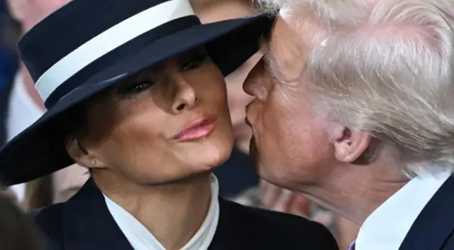 Donald Trump y su esposa protagonizan 'FRÍO' beso en toma de mando de los Estados Unidos. Donald Trump y su esposa protagonizan 'FRÍO' beso en toma de mando de los Estados Unidos.