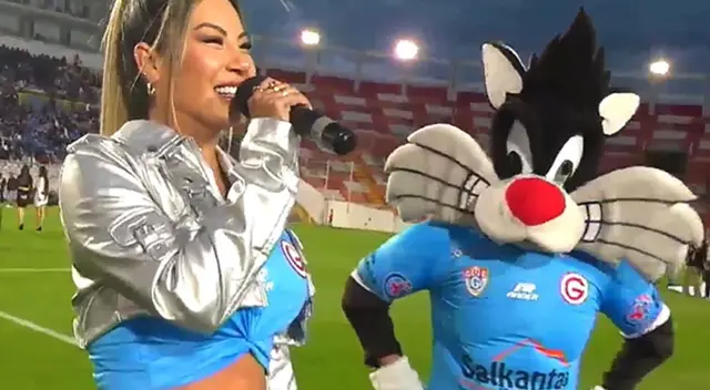 Pamela López hace su GRAN INGRESO a la cancha en la Noche Garcilazo como animadora, pero ocurre lo IMPENSADO. Pamela López hace su GRAN INGRESO a la cancha en la Noche Garcilazo como animadora, pero ocurre lo IMPENSADO.
