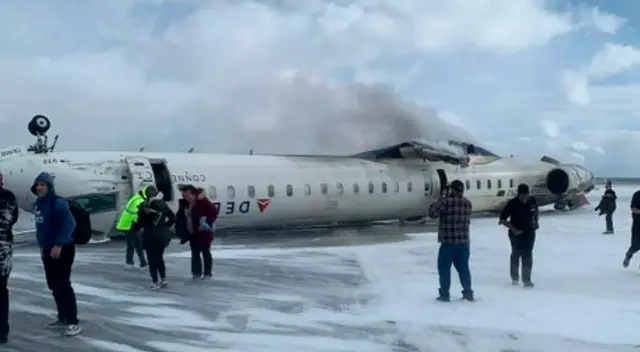 Avión Delta Airlines sufrió un aparatoso accidente al momento de aterrizar en Canadá.