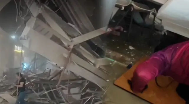 Videos muestran a personas atrapadas bajo el techo colapsado de Real Plaza de Trujillo.