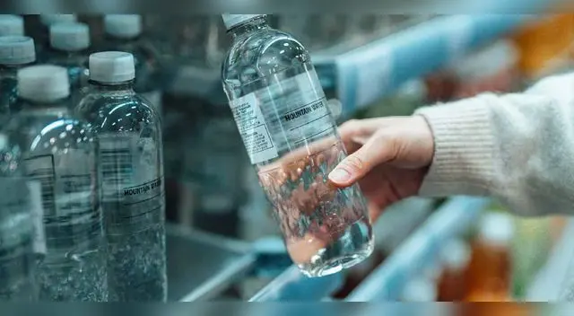 Conoce los motivos por los que deberás dejar de tomar agua embotellada, según expertos. Conoce los motivos por los que deberás dejar de tomar agua embotellada, según expertos.