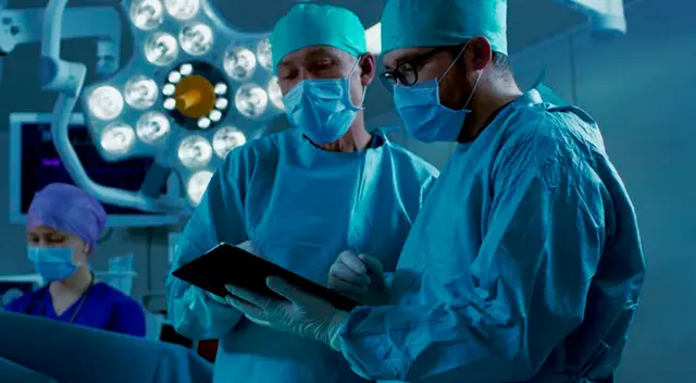 Médicos son acusados de presunta negligencia tras operación de cesárea.