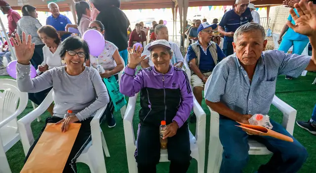 Más de 100 abuelitos vuelven a clases en Chorrillos