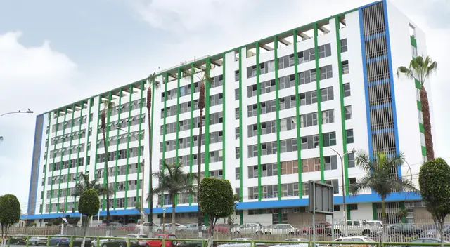 Se trata de una licenciada de 49 años que murió el 7mo piso del Hospital Carrión. Se trata de una licenciada de 49 años que murió el 7mo piso del Hospital Carrión.