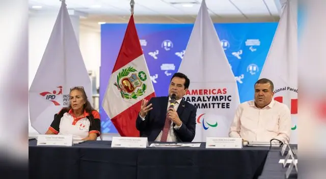 Presidente del IPD junto a autoridades.