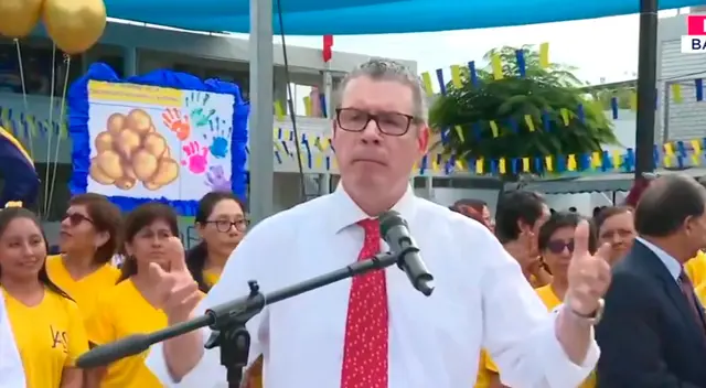 Ministro de Educación causa polémica durante ceremonia por el Autismo. Ministro de Educación causa polémica durante ceremonia por el Autismo.