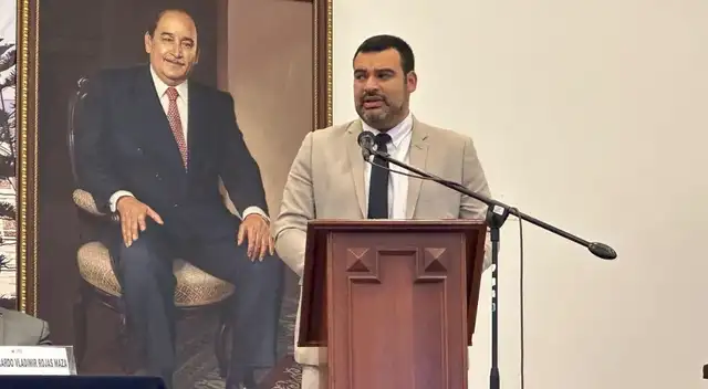 Guillermo Aliaga señaló que Congreso debe enfocarse en propuestas que eviten el monopolio del suero y otros medicamentos.