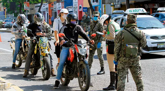 Prohíben que dos personas transiten en una motocicleta.