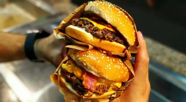 La AESAN alertó sobre la presencia de Salmonella en hamburguesas de pollo distribuidas en España.