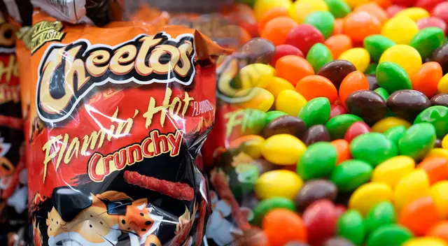 Prohibirán la venta de los Cheetos y Skittles por uso de colorantes sintéticos.