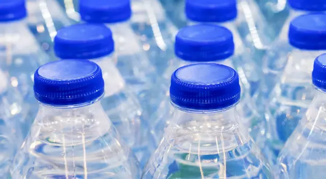 La FDA anunció el retiro masivo de una famosa marca de agua tras encontrarse un peligrosa bacteria en un importante lote en Estados Unidos.