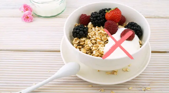 Estas 3 marcas de yogurt griego te afectan por el exceso de edulcorantes.