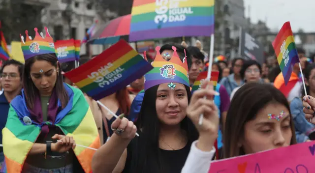 Prohíben a personas trans elegir baño por género.