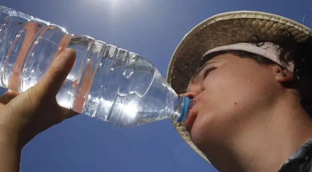 Autoridades advierten sobre el retiro de bebida con colorante cancerígeno para proteger a los consumidores en Estados Unidos.