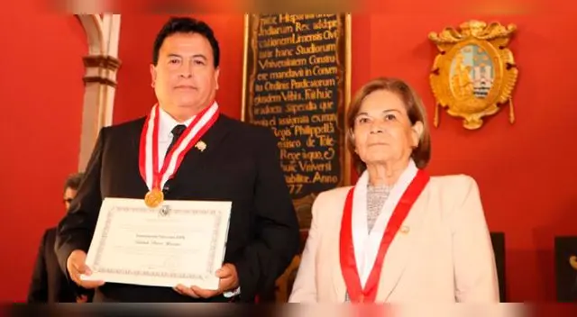 Presidente del Instituto Peruano de Energía Nuclear recibe reconocimiento.
