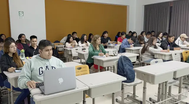 Carlos Jiménez brinda información a las personas sobre la pensión y acompañamiento que otorga el Ministerio de Desarrollo e Inclusión Social, a través del Programa Contigo.