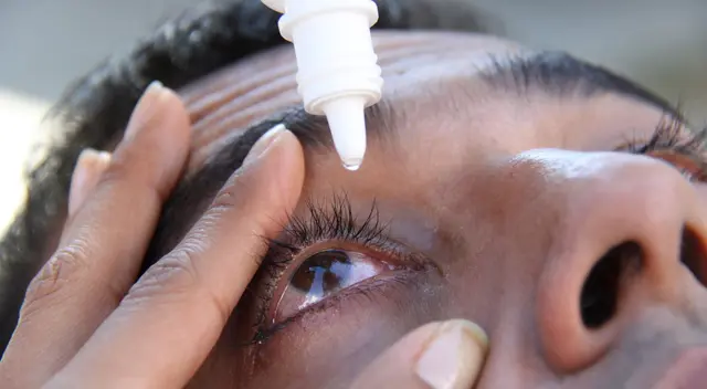 FDA retira gotas oculares con bacterias que dañan la vista.