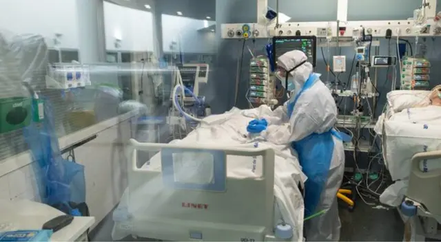 Médicos temen repunte por nueva variante súper contagiosa.