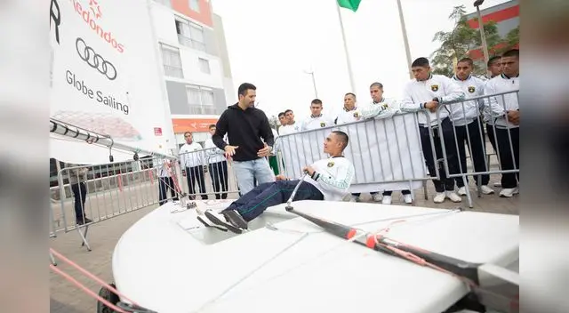 Peschiera enseñando su deporte a alumnos de la policía.
