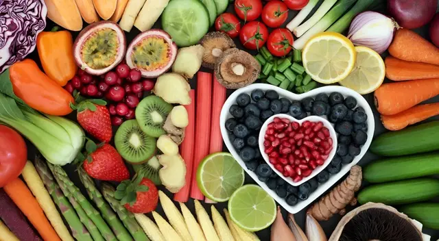 Aprende cómo los alimentos de colores pueden mejorar tu dieta y aportar nutrientes esenciales.