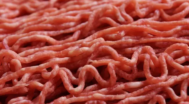 Carne picada contaminada con E. coli obliga a retiro masivo.