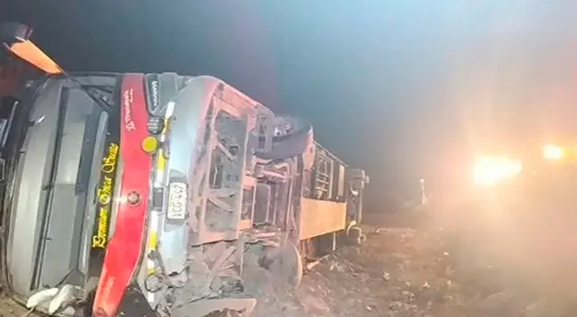 Volcadura de bus interprovincial deja 1 muerto y 10 heridos en Ica.